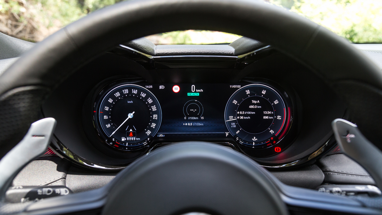 Ο ψηφιακός πίνακας διαθέτει 3 στιλιστικά προγράμματα απεικόνισης με δυνατότητα διαμόρφωσης των ενδείξεων. Αγαπήσαμε το Heritage με τους αναστραμμένους